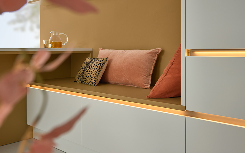 Banquette sur mesure avec coussins terracotta et éclairage intégré